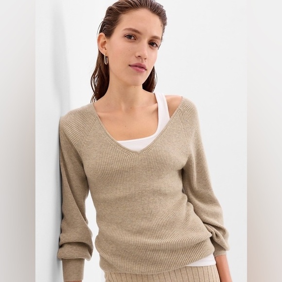 GAP Soft Wool Blend Rib V-Neck Sweater In Beige Size Large - Picture 3 of 9